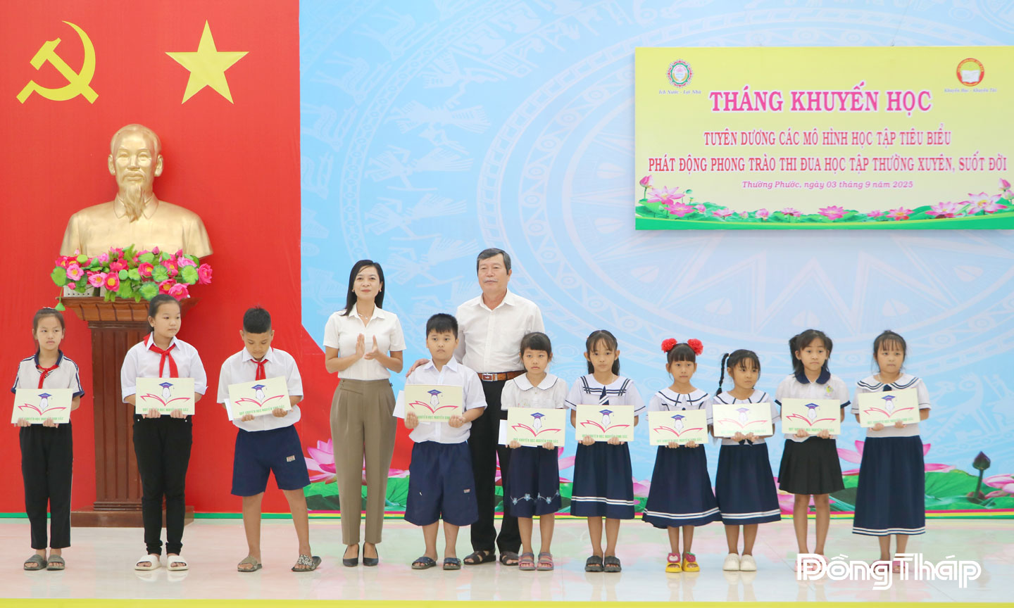 Đại diện Hội Khuyến học tỉnh trao học bổng cho học sinh xã Thường Phước tại Lễ phát động Tháng khuyến học.