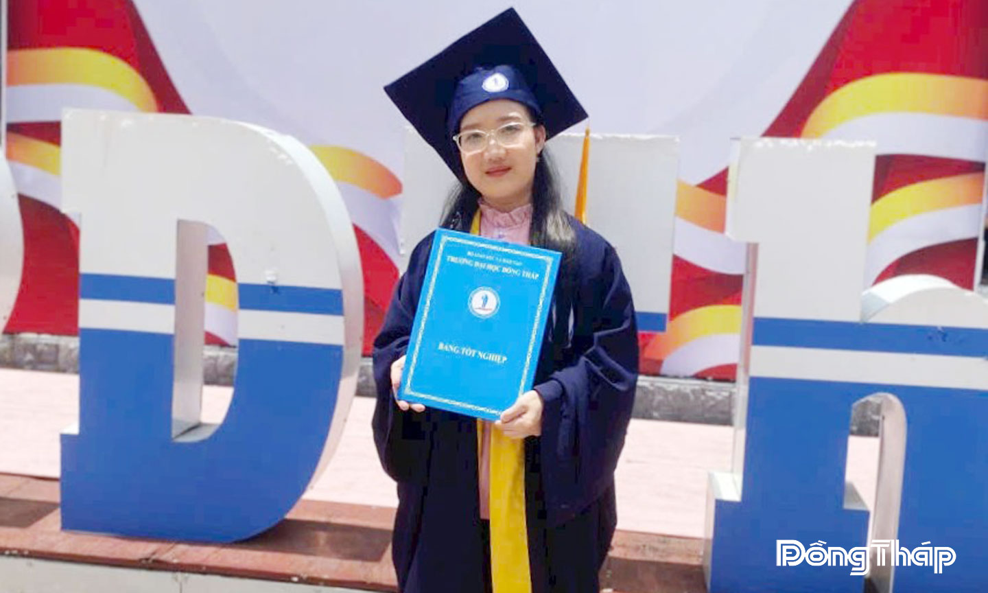 Em Lê Thị Hoài nhận Bằng tốt nghiệp đại học ngành Kế toán vào tháng 8-2025.