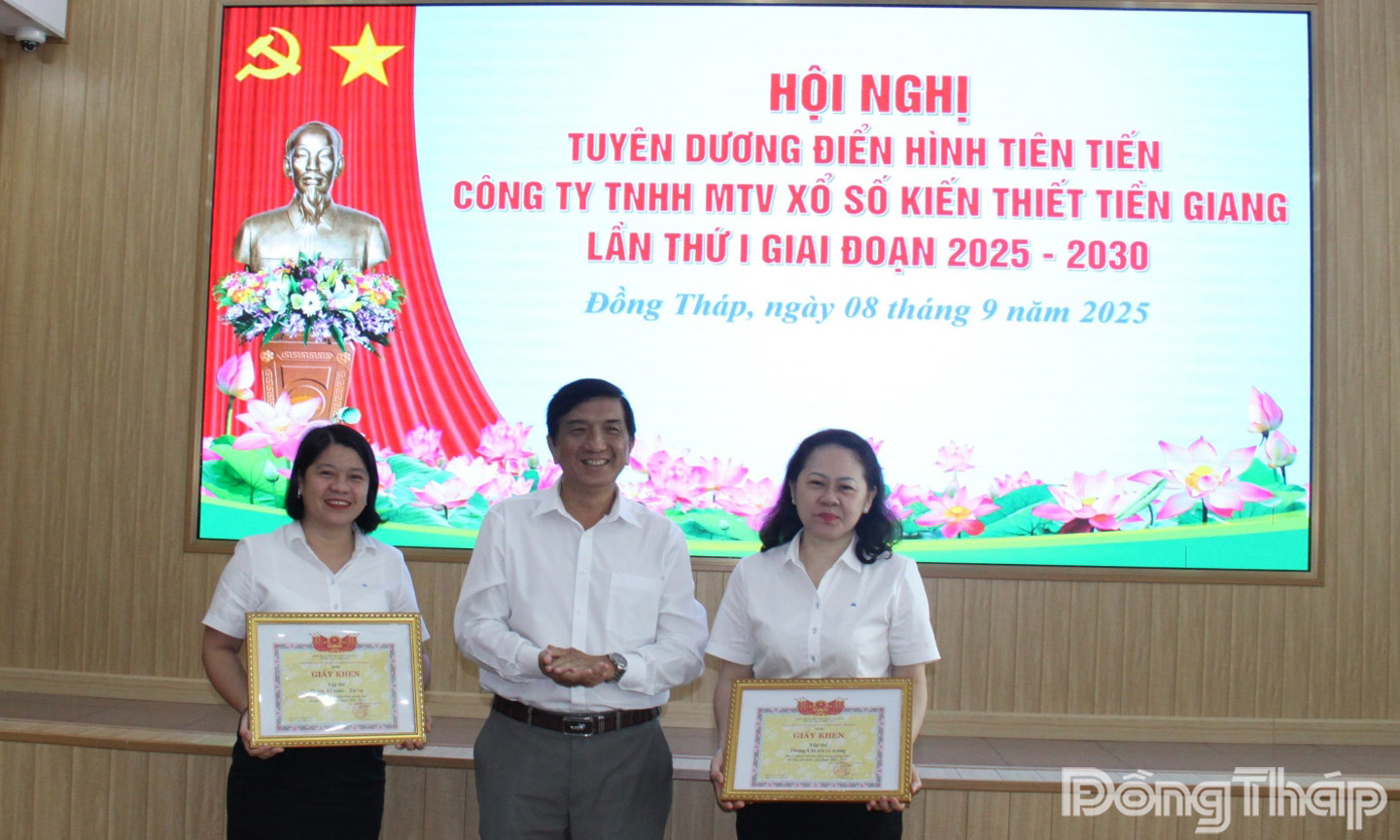 Ông Nguyễn Minh Hiếu trao Giấy khen cho tập thể phòng Kế toán - Tài vụ và Phòng Chi trả vé trúng đã có thành tích tiêu biểu giai đoạn 2020 - 2025.