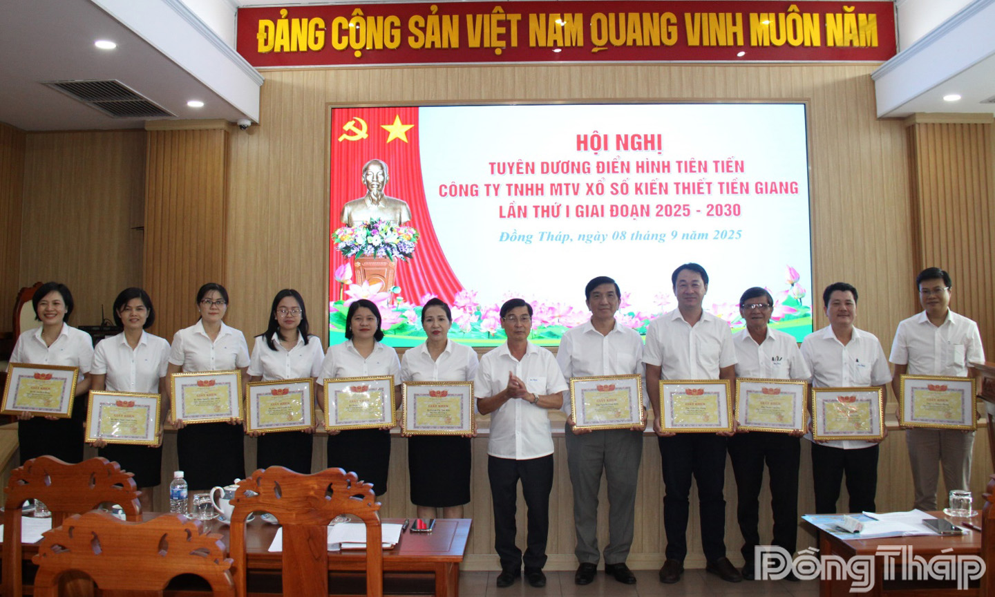 Ông Trần Văn An trao Giấy khen cho các cá nhân điển hình tiên tiến giai đoạn 2020 - 2025.