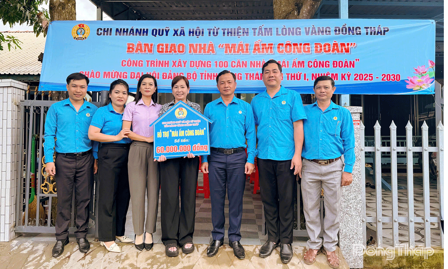 bàn giao Mái ấm Công đoàn cho chị Nguyễn Thị Tuyết - đoàn viên CĐCS Mặt trận Tổ quốc Huyện Hồng Ngự