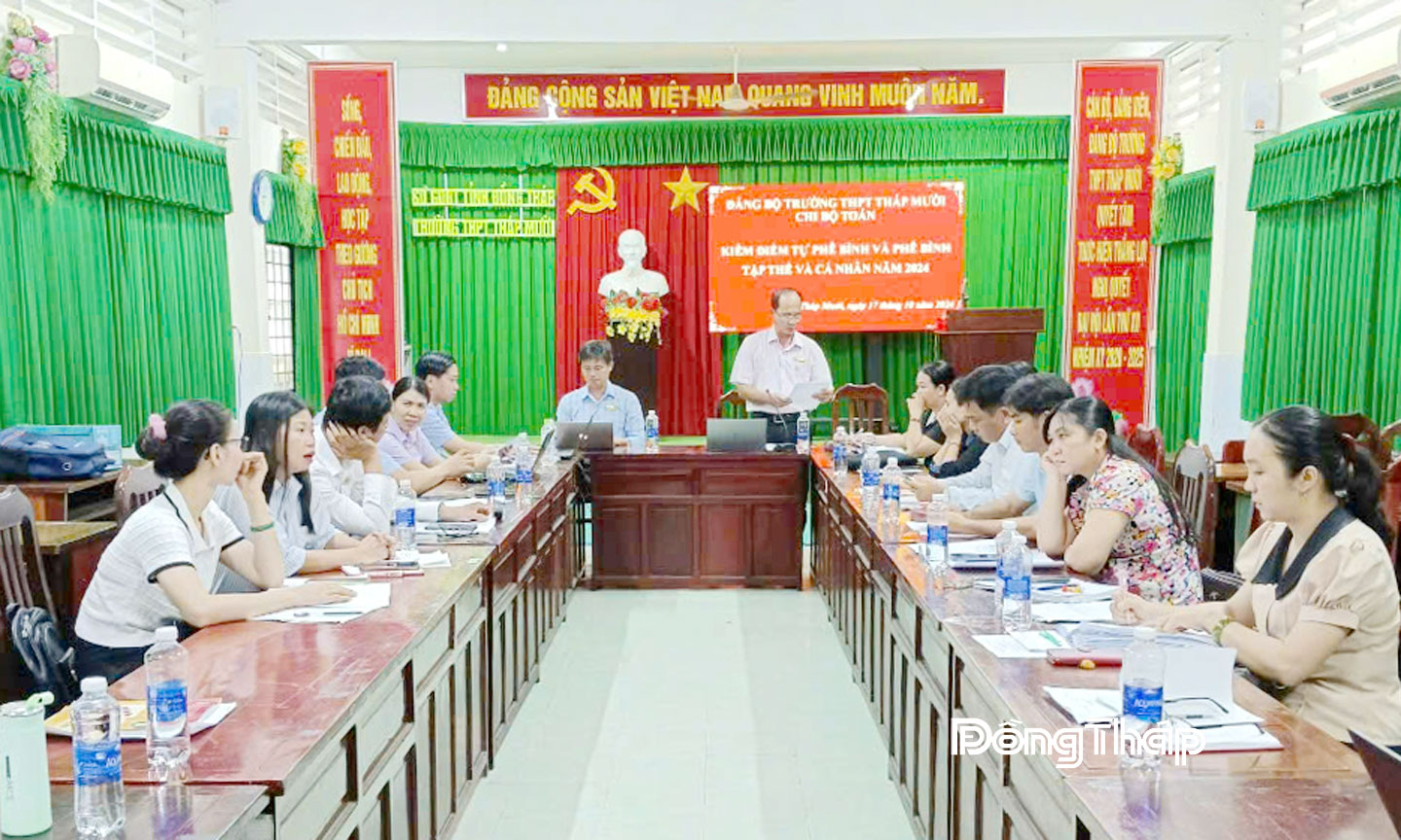 Công tác giáo dục chính trị, tư tưởng cho đảng viên được Chi bộ Toán, Đảng bộ Trường THPT Tháp Mười lồng ghép  vào buổi sinh hoạt chi bộ.