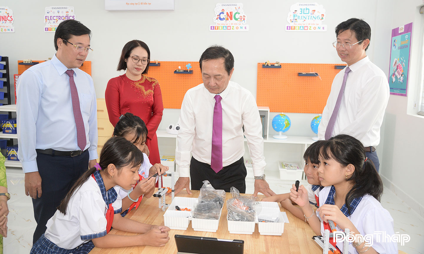 Lãnh đạo Trung ương và lãnh đạo tỉnh tham quan Phòng thực hành giáo dục STEM tại Trường Tiểu học Nguyễn Thị Tốt.