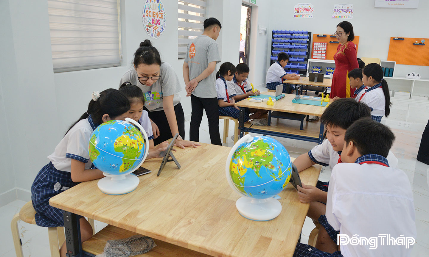 Học sinh trải nghiệm sảm phẩm STEM tại Phòng thực hành giáo dục STEM của nhà trường.