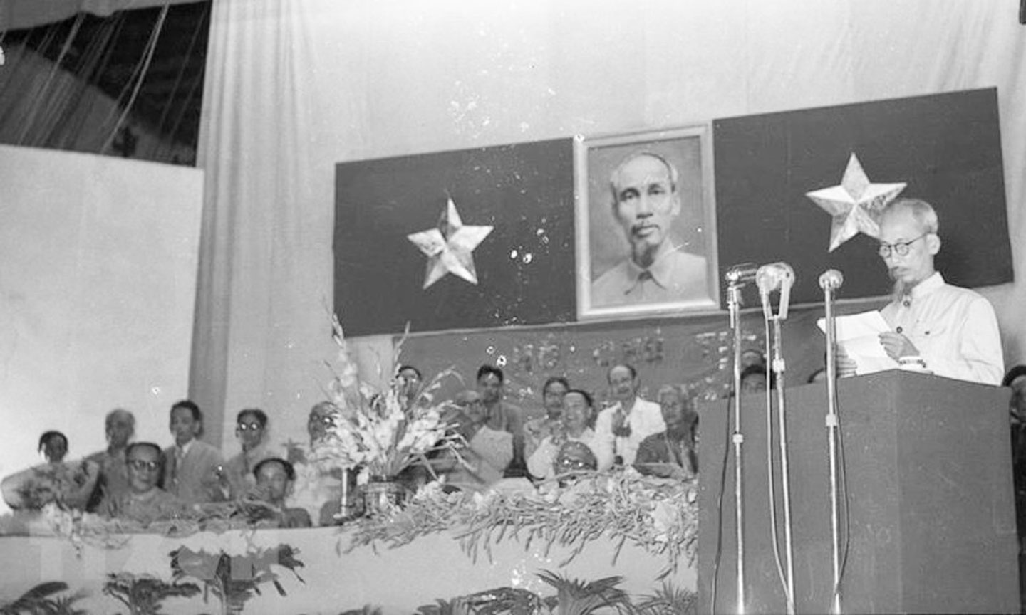 Đại hội Mặt trận Dân tộc thống nhất toàn quốc diễn ra từ ngày 5 đến 10-9-1955 tại Hà Nội, quyết định thành lập Mặt trận Tổ quốc Việt Nam (Trong ảnh: Chủ tịch Hồ Chí Minh phát biểu tại phiên khai mạc Đại hội, ngày 5-9-1955). Nguồn:  TTXVN