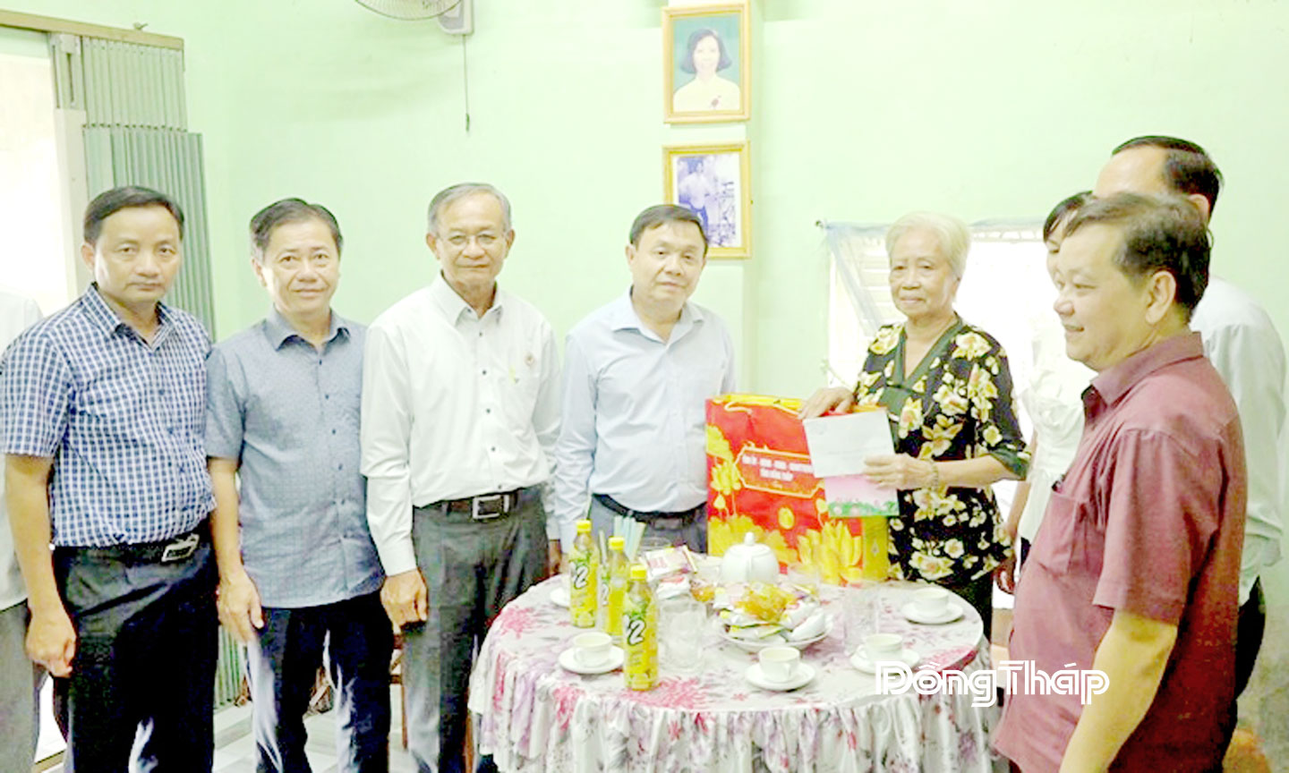 Đồng chí Phan Văn Thắng, Phó Bí thư Tỉnh ủy, Chủ tịch Ủy ban Mặt trận Tổ quốc Việt Nam tỉnh Đồng Tháp đến thăm, tặng quà thương binh Huỳnh Văn Rô  tại phường Sa Đéc nhân kỷ niệm 78 năm Ngày Thương binh - Liệt sĩ.  Ảnh: NGỌC DUY