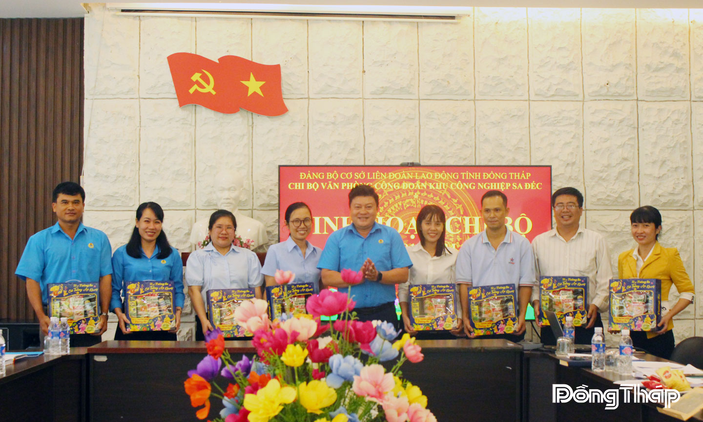 Anh Nguyễn Thanh Nhàn tặng quà cho đảng viên tại buổi sinh hoạt chi bộ với đảng viên là đoàn viên, công nhân lao động.
