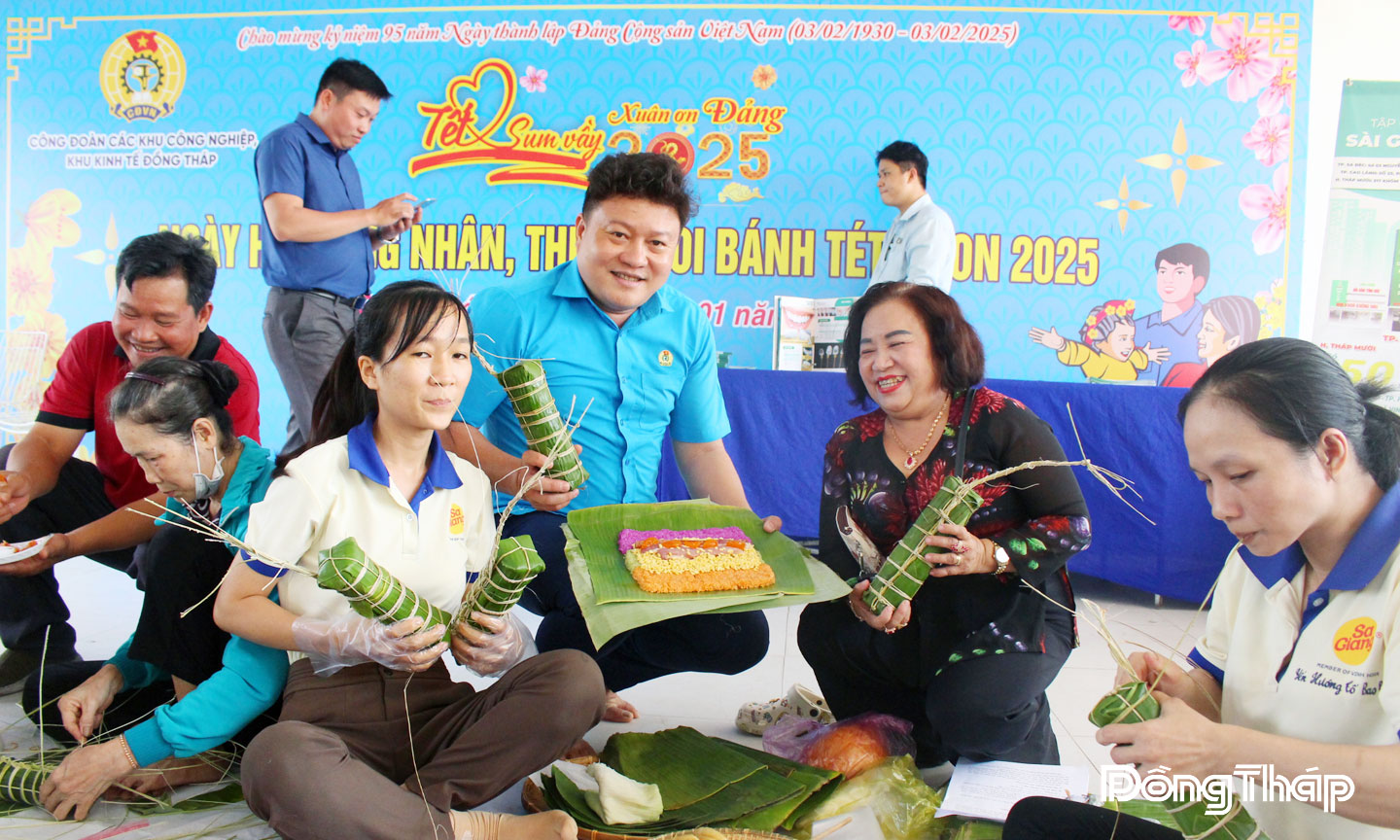 Anh Nguyễn Thanh Nhàn trong sự kiện Hội thi gói bánh tét ngon năm 2025  do anh sáng kiến và tổ chức thực hiện.