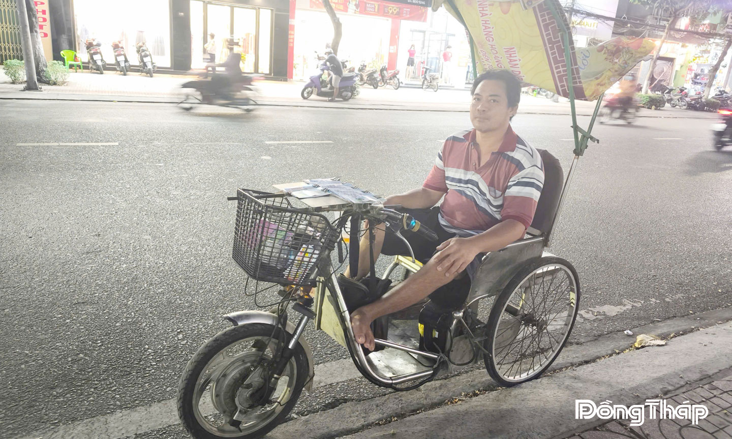 Người bán vé số rong ruổi trên các tuyến đường.