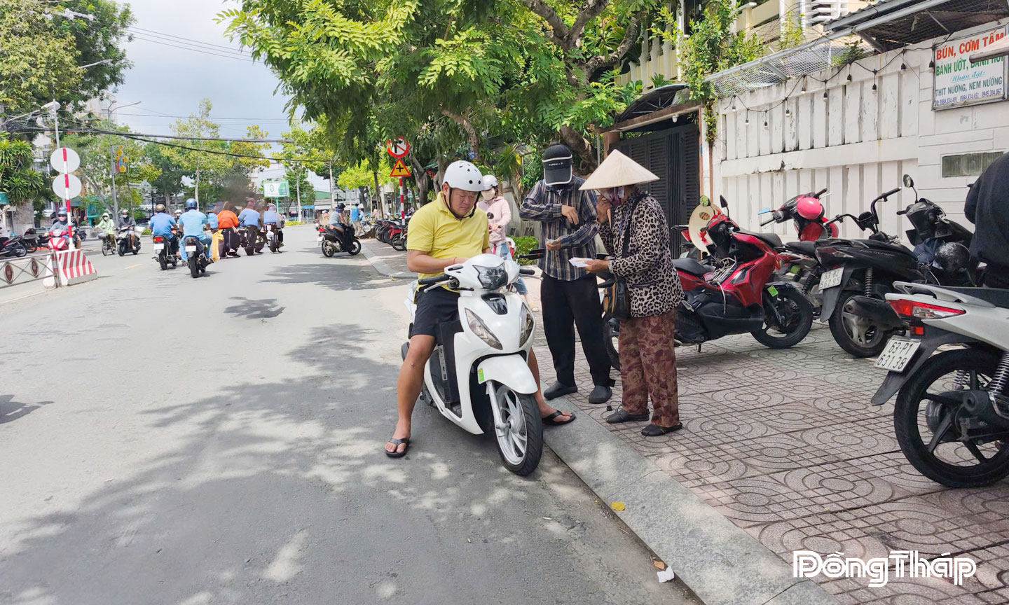 Người bán vé số rong ruổi trên các tuyến đường.