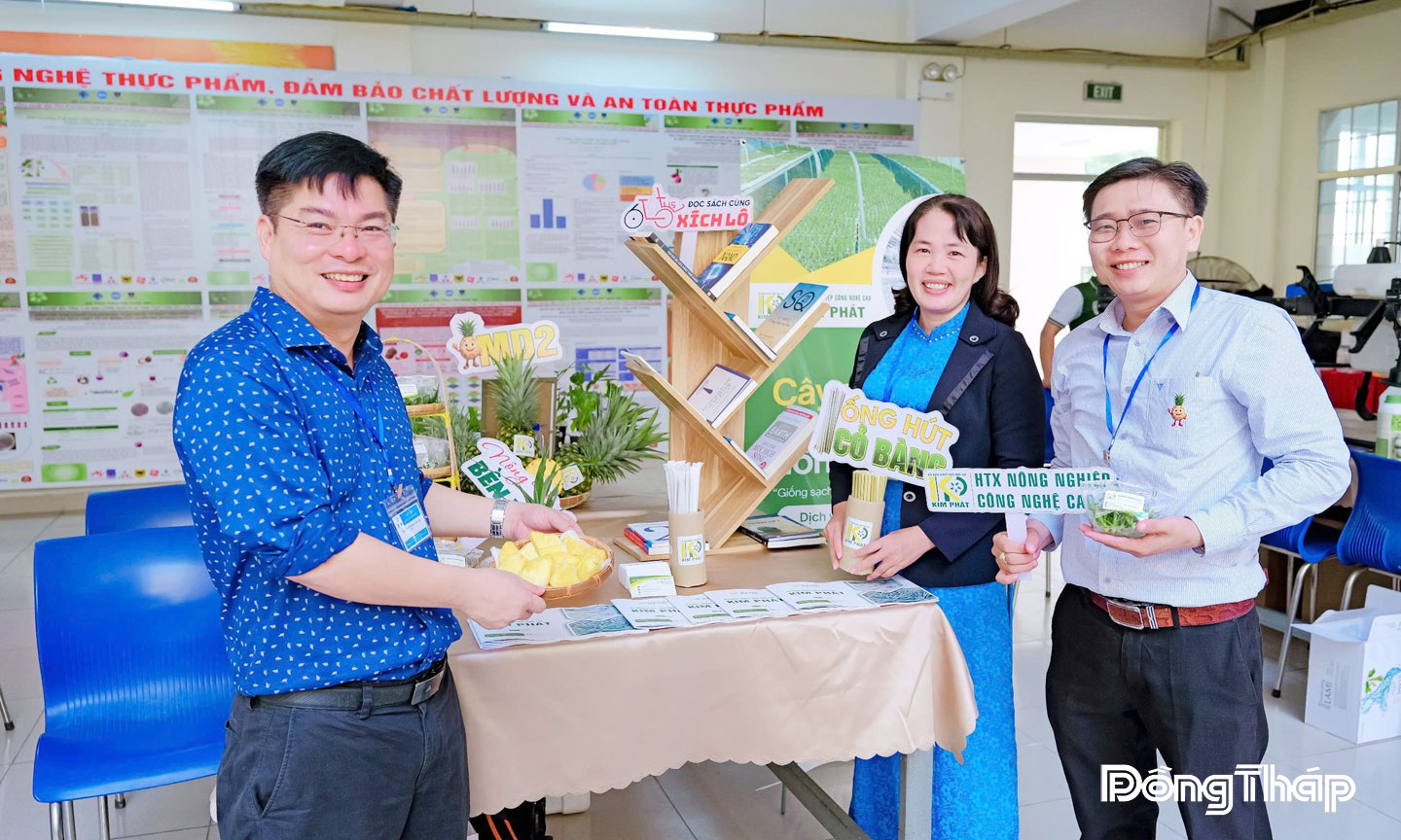 Hợp tác xã Nông nghiệp công nghệ cao Kim Phát của anh Ngô Hùng Vũ (bìa phải) đang gặt hái những “quả ngọt”.