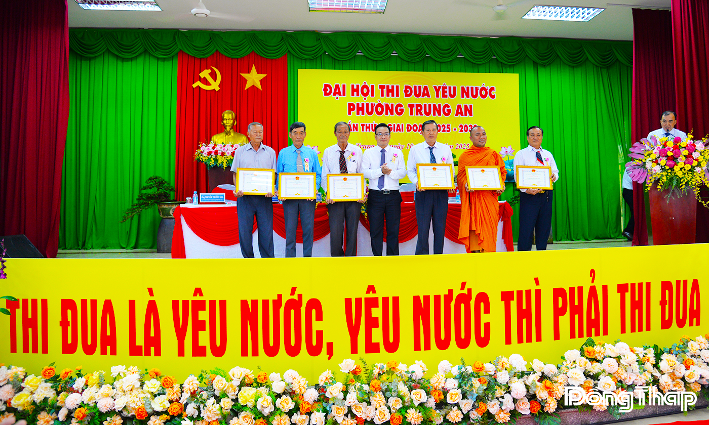 Lãnh đạo phường Trung An trao Giấy khen cho 13 tập thể có thành tích tiêu biểu trong phong trào thi đua yêu nước giai đoạn 2020 - 2025.