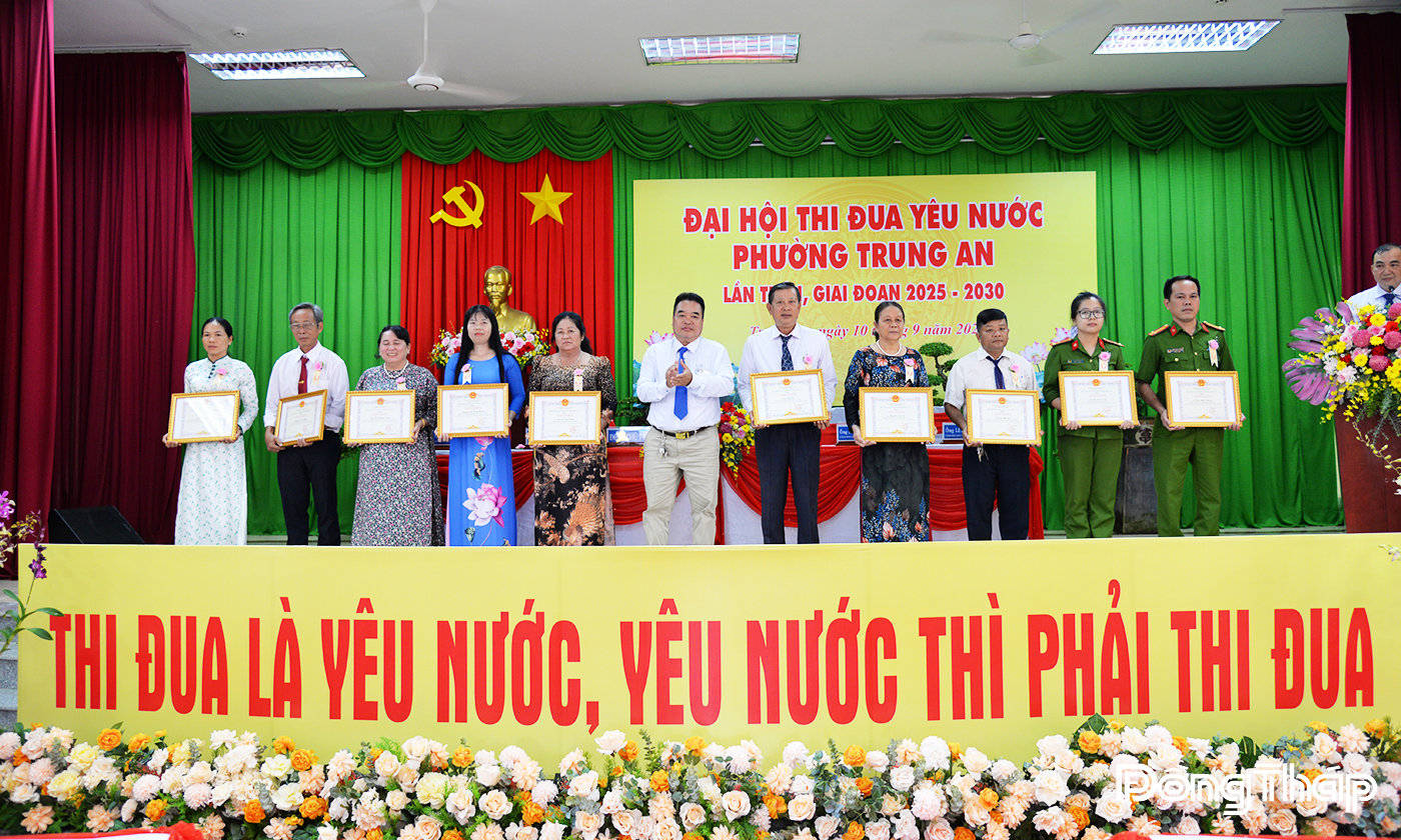Lãnh đạo phường Trung An trao Giấy khen cho các cá nhân có thành tích tiêu biểu trong phong trào thi đua yêu nước giai đoạn 2020 - 2025.