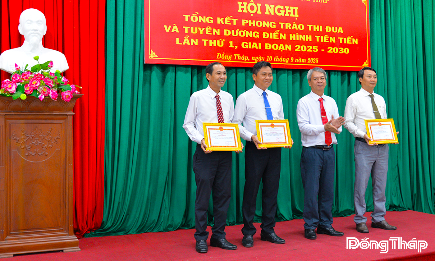 Hiệu trưởng Trường Chính trị tỉnh Đồng Tháp Nguyễn Phước Dũng tặng Giấy khen cho 03 tập thể có thành tích xuất sắc trong phong trào thi đua “Đoàn kết - Kỷ cương - Gương mẫu - Sáng tạo - Hiệu quả” giai đoạn 2021 - 2025.