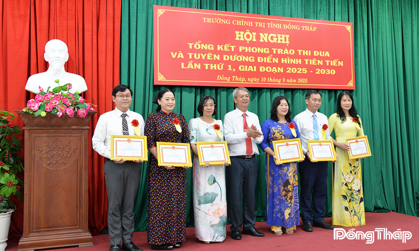 Hiệu trưởng Trường Chính trị tỉnh Đồng Tháp Nguyễn Phước Dũng tặng Giấy khen cho 03 tập thể có thành tích xuất sắc trong phong trào thi đua “Đoàn kết - Kỷ cương - Gương mẫu - Sáng tạo - Hiệu quả” giai đoạn 2021 - 2025.