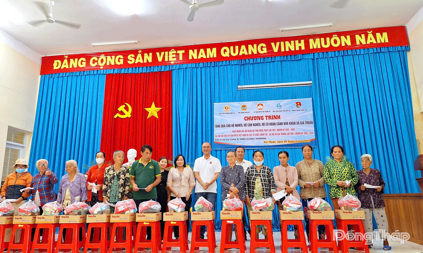 Trao quà cho các hộ có hoàn cảnh khó khăn tại xã Gia Thuận