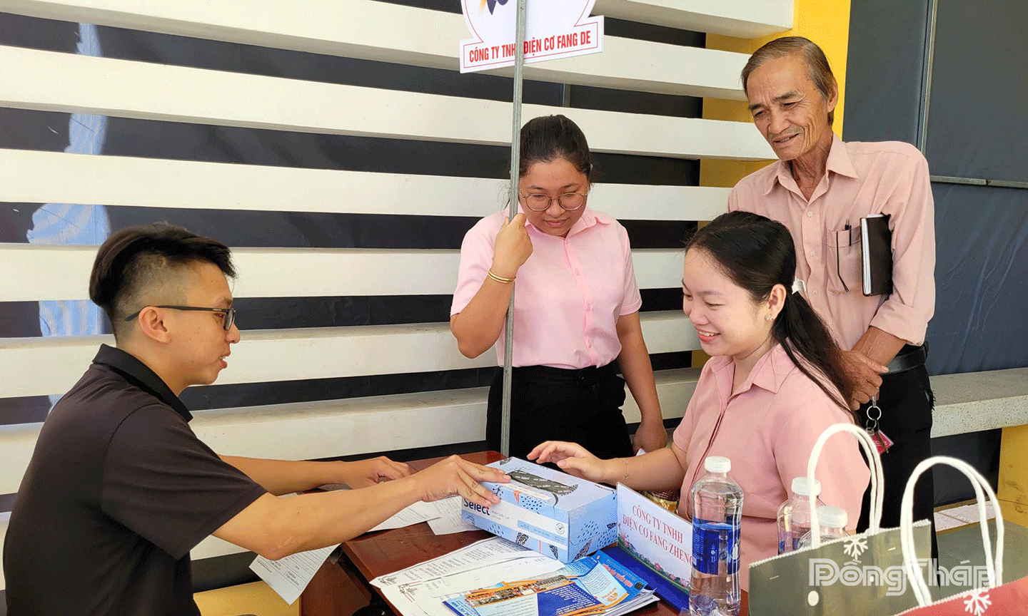 Người lao động tìm hiểu về thông tin tuyển dụng.