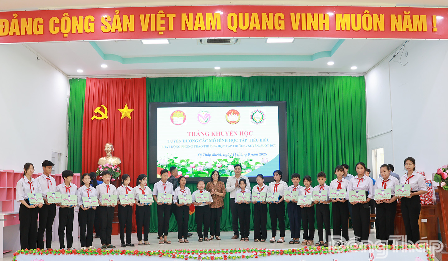 Học sinh nhận học bổng tại buổi lễ.