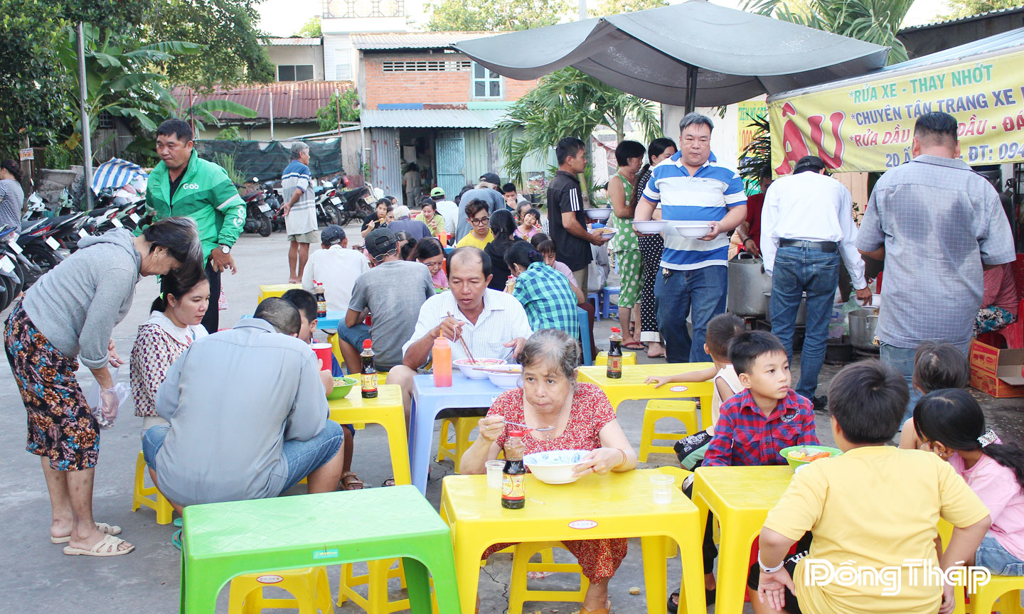 “Tiệm mì gói 1.000 đồng” ở phường Đạo Thạnh (tỉnh Đồng Tháp) chia sẻ bữa ăn nghĩa tình với người dân.