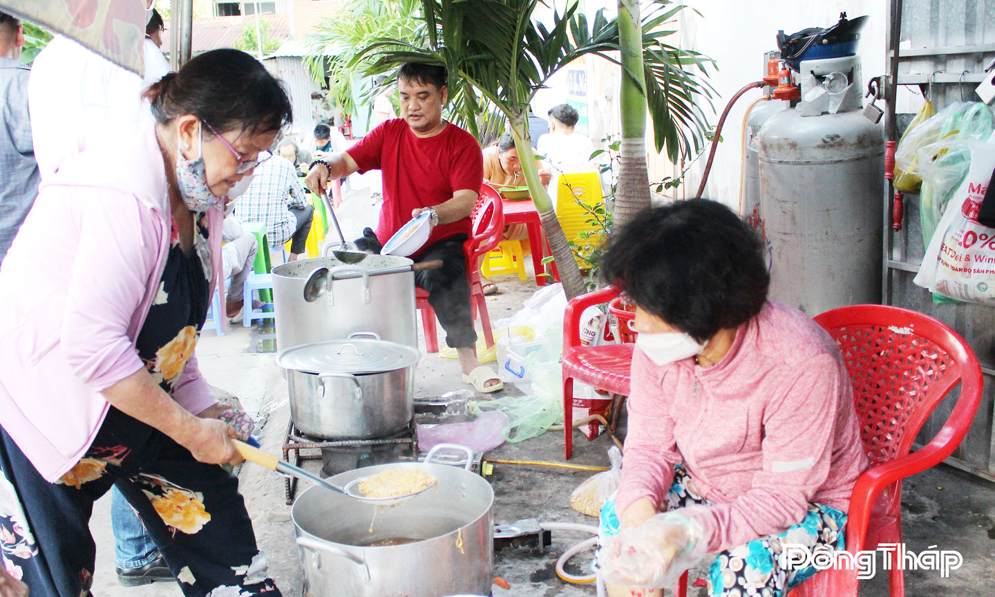 Các tình nguyện viên tham gia hỗ trợ “Quán ăn giá 1.000 đồng”.