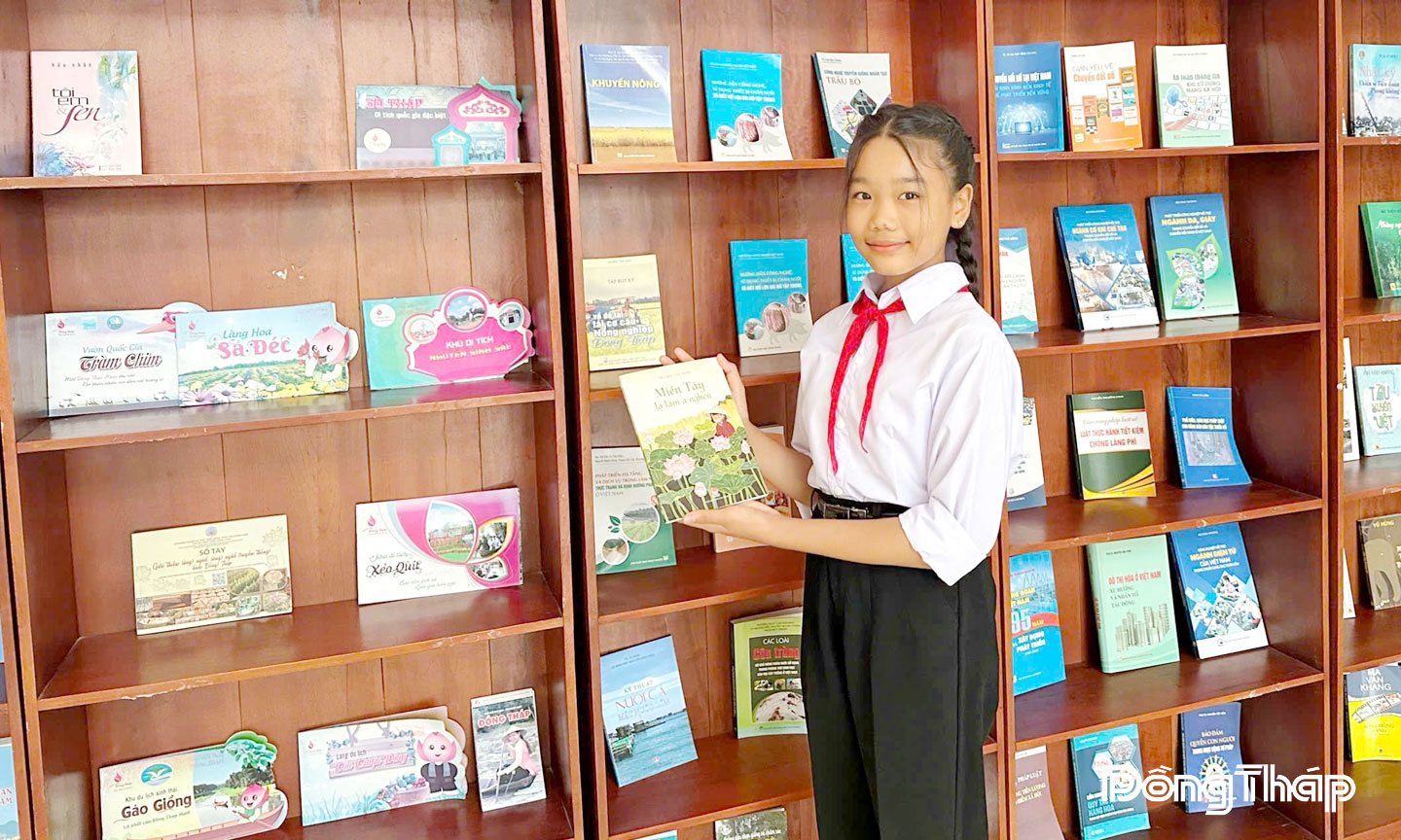 Em Huỳnh Ngọc Khánh Vy, lớp 8A2, Trường THCS Thường Thới Tiền (xã Thường Phước) thường xuyên đến Thư viện trường đọc sách.