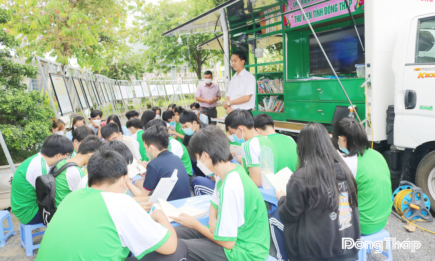 Thư viện tỉnh tổ chức “Chuyến xe thư viện lưu động” phục vụ học sinh trên địa bàn phường Cao Lãnh.