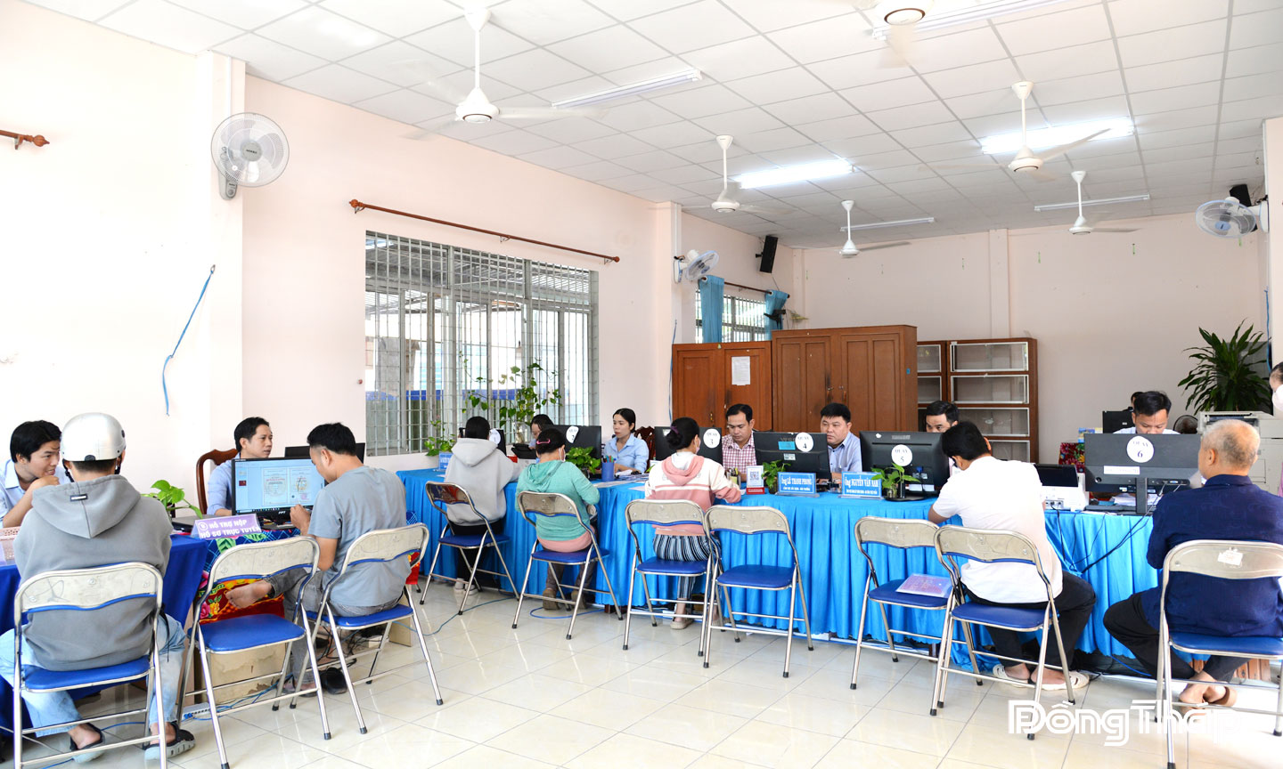 Người dân thực hiện thủ tục hành chính tại Trung tâm Phục vụ hành chính công xã Kim Sơn. 
