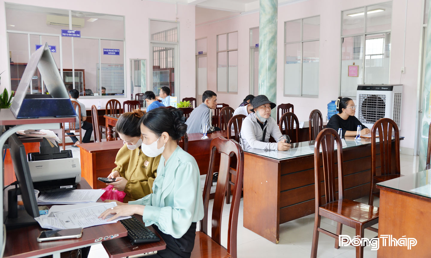 Cán bộ, công chức Trung tâm Phục vụ hành chính công phường Thới Sơn hỗ trợ người dân thực hiện các thủ tục hành chính. 