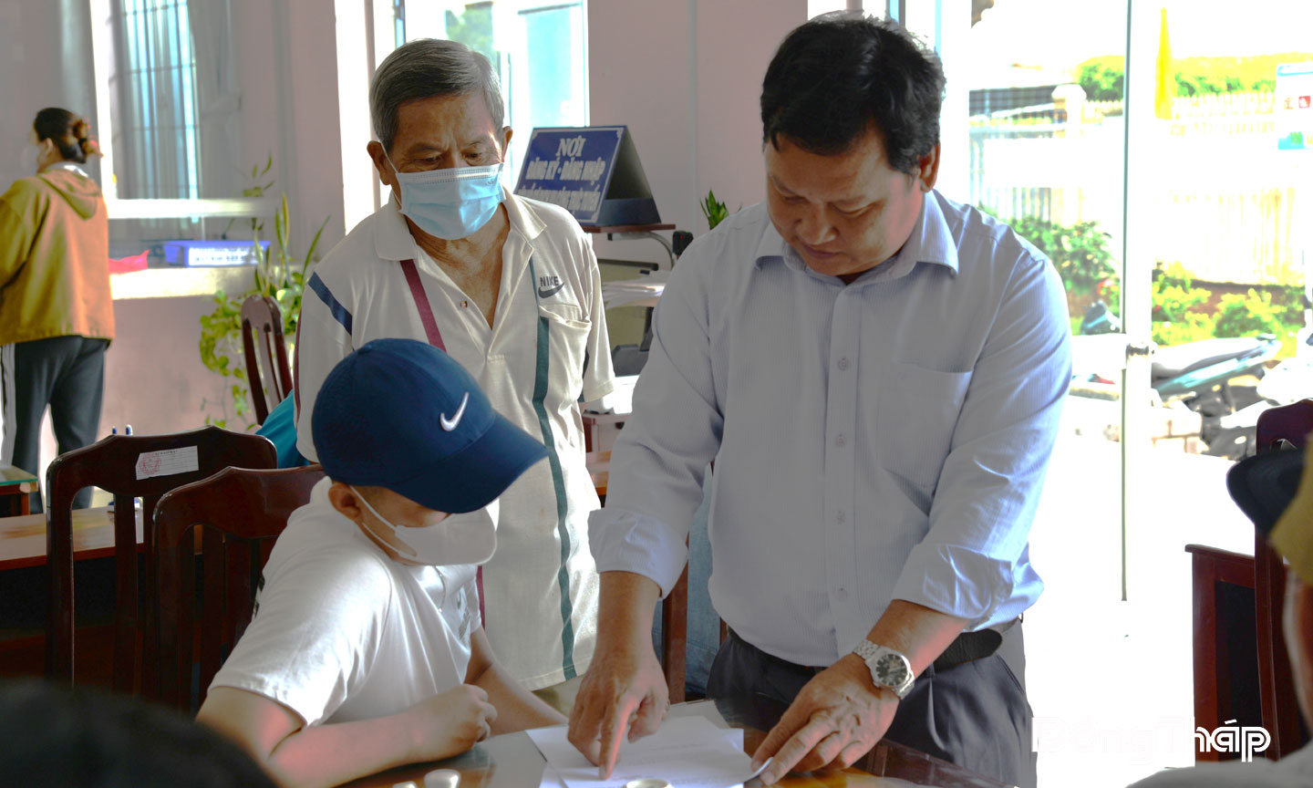 Cán bộ, công chức Trung tâm Phục vụ hành chính công phường Thới Sơn hỗ trợ người dân thực hiện các thủ tục hành chính. 