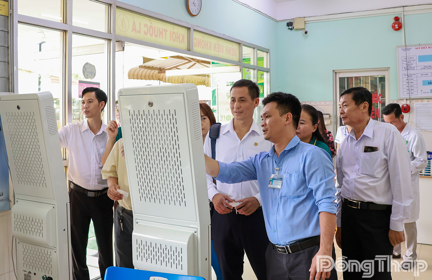Đại biểu vận hành thử nghiệm 2 kiosk y tế thông minh.