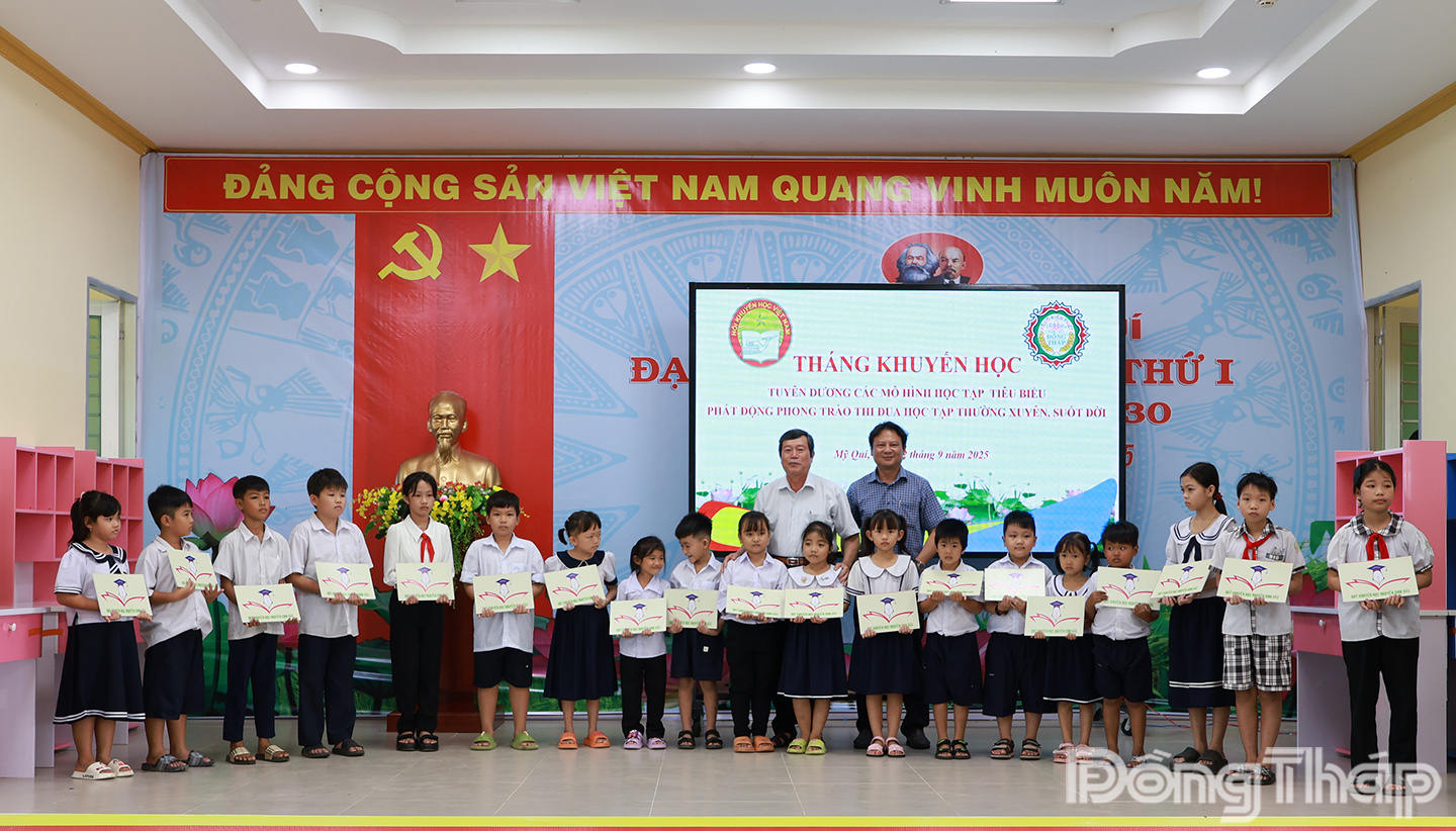 Lãnh đạo Hội Khuyến học tỉnh và địa phương trao học bổng cho các em học sinh có hoàn cảnh khó khăn.