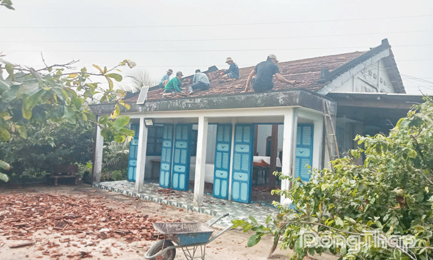 Hỗ trợ người dân di dời các vật dụng bị hư hại và hỗ trợ lợp lại các nhà bị thiệt hại cho người dân.