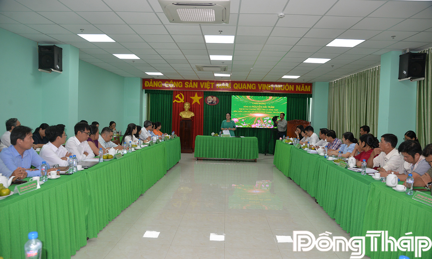 Quang cảnh buổi làm việc