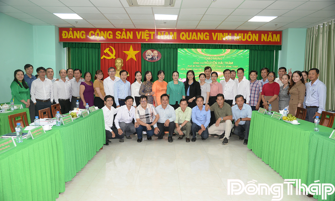 Đồng chí Nguyễn Hải Trâm cùng lãnh đạo tỉnh chụp ảnh lưu niệm với Lãnh đạo Báo và Phát thanh, Truyền hình Đồng Tháp 