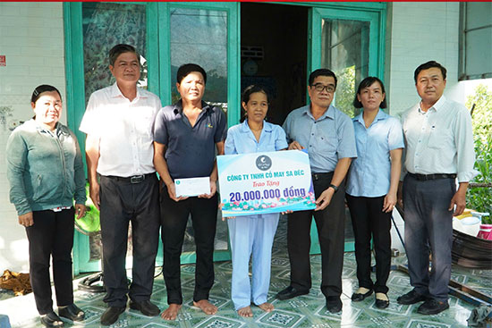 Thời gian qua, Công ty TNHH Cỏ May Sa Đéc thường xuyên hỗ trợ các hoàn cảnh khó khăn trên địa bàn tỉnh Đồng Tháp.
