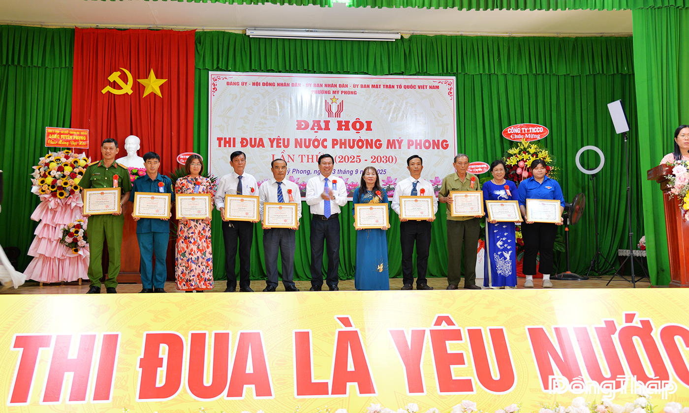 Đồng chí Phạm Văn An, Tỉnh ủy viên, Chánh Thanh tra tỉnh Đồng Tháp trao tặng Giấy khen cho các tập thể phường Mỹ Phong có thành tích tiêu biểu trong phong trào thi đua yêu nước giai đoạn 2020 - 2025.