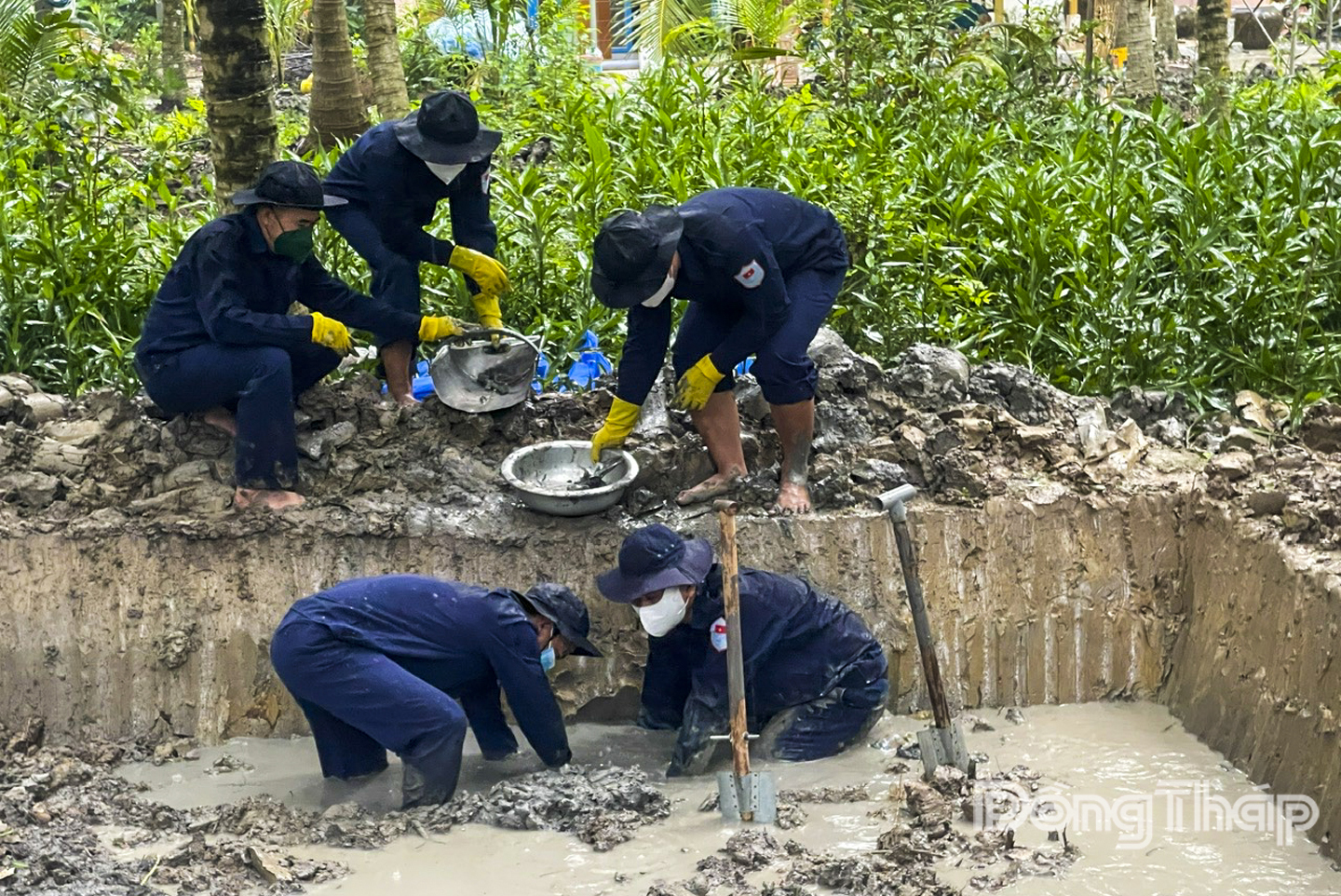Lực lượng Đội K91 đang quy tập hài cốt liệt sĩ tại địa bàn ấp Long Trị, xã Vĩnh Kim (tỉnh Đồng Tháp). (Ảnh: Trung Thắng)