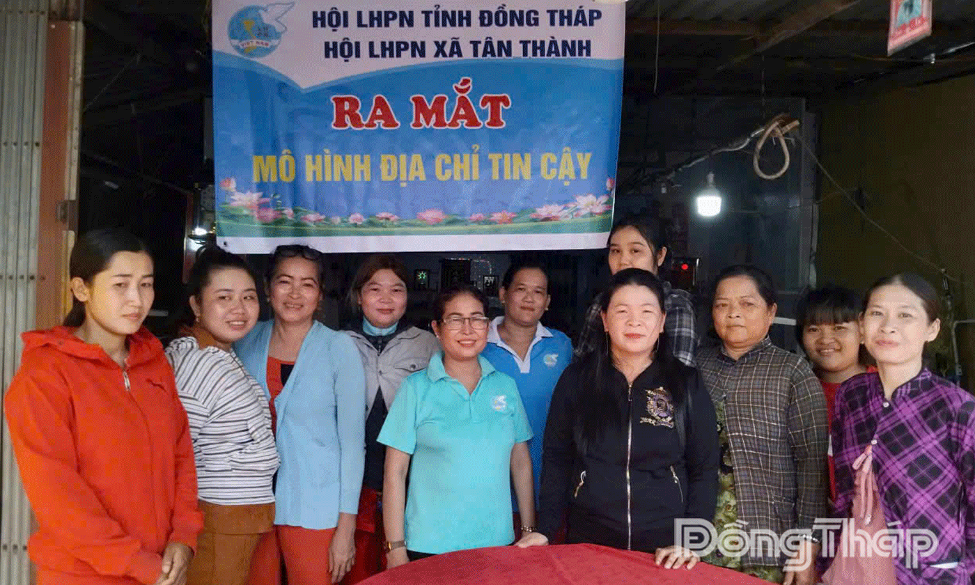Hội LHPN xã Tân Thành ra mắt mô hình “Địa chỉ tin cậy” tại cộng đồng tại ấp Cà Vàng.
