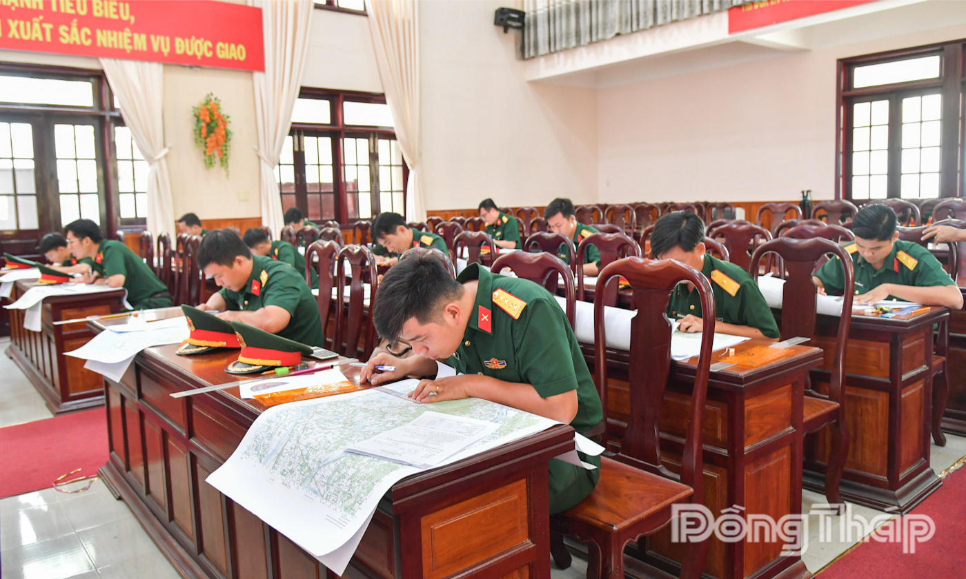 Kiểm tra kỹ năng đọc các ký hiệu bản đồ, xác định tọa độ, chỉ thị mục tiêu trên bản đồ đối với sĩ quan, QNCN Bộ CHQS tỉnh.