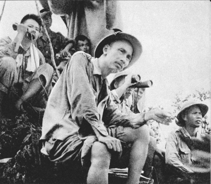 Chủ tịch Hồ Chí Minh chăm chú quan sát, theo dõi chặt chẽ diễn biến trận Đông Khê, mở màn Chiến dịch Biên giới. 