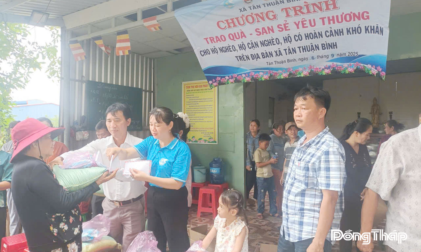 Chương trình “Trao quà - San sẻ yêu thương” cho hộ nghèo, cận nghèo, hộ có hoàn cảnh khó khăn trên địa bàn xã Tân Thuận Bình. Ảnh: Hội Liên hiệp Phụ nữ xã Tân Thuận Bình cung cấp.