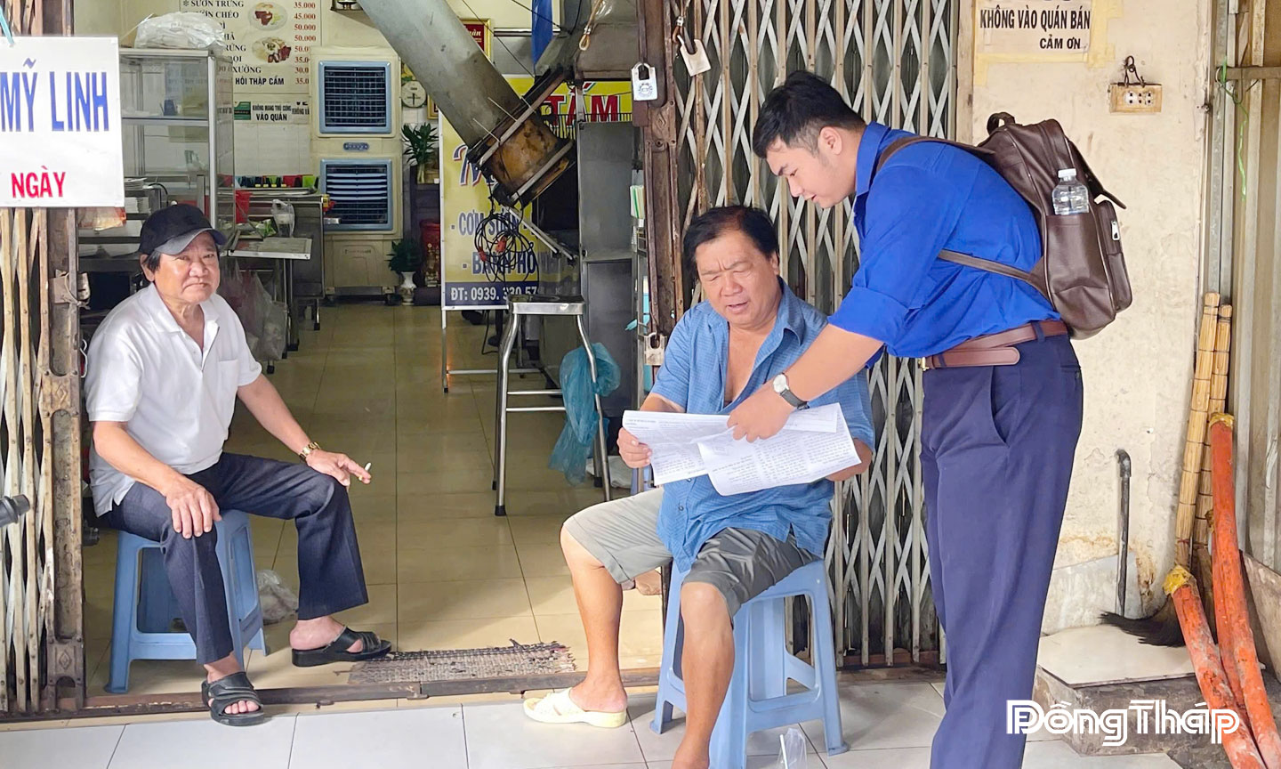 Đoàn viên phường Đạo Thạnh tuyên truyền phân loại rác tại nguồn và hướng dẫn người dân sử dụng ứng dụng VNeID hưởng ứng ra quân Ngày Chủ nhật xanh lần thứ V, năm 2025. Ảnh: Đoàn phường Đạo Thạnh cung cấp.