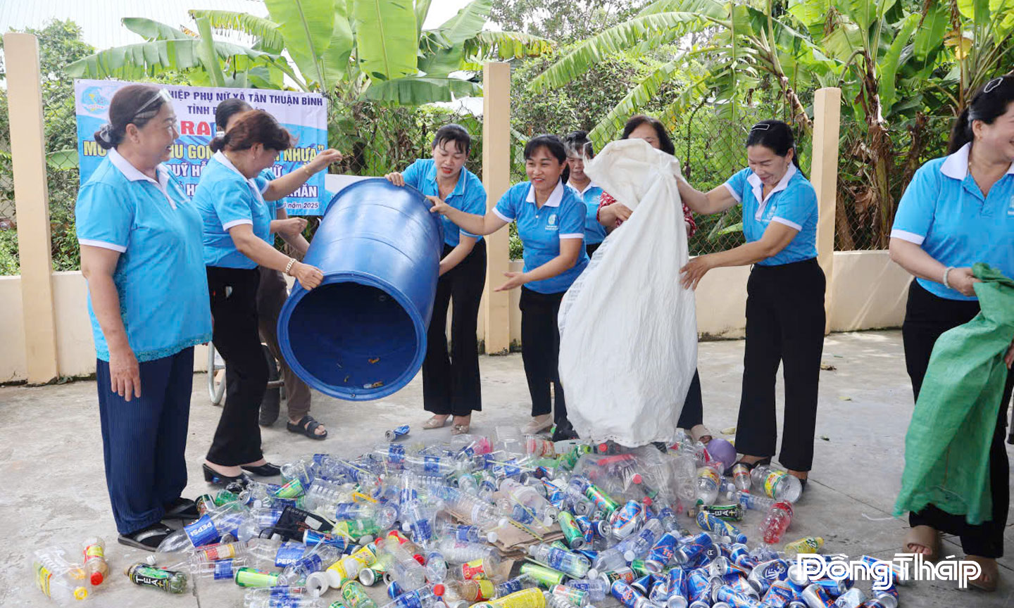 Mô hình “Thu gom rác thải nhựa” của Hội Liên hiệp Phụ nữ xã Tân Thuận Bình.  Ảnh: Hội Liên hiệp Phụ nữ xã Tân Thuận Bình cung cấp. 