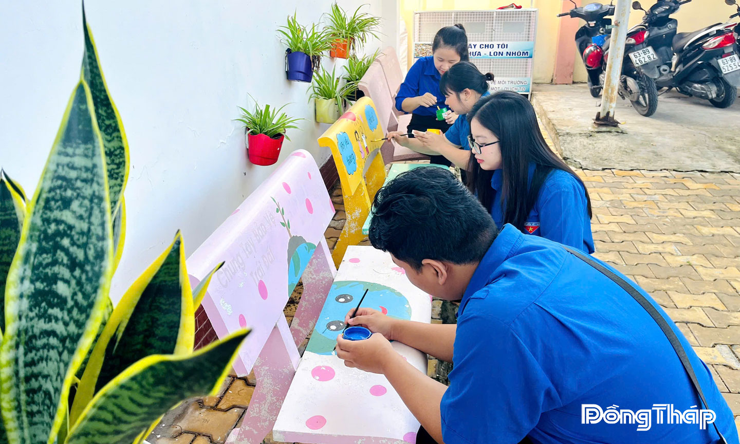 Đoàn Thanh niên phường Đạo Thạnh trang trí “Góc vui chơi”, tạo không gian sinh động cho các em học sinh. Ảnh: Đoàn phường Đạo Thạnh cung cấp. 