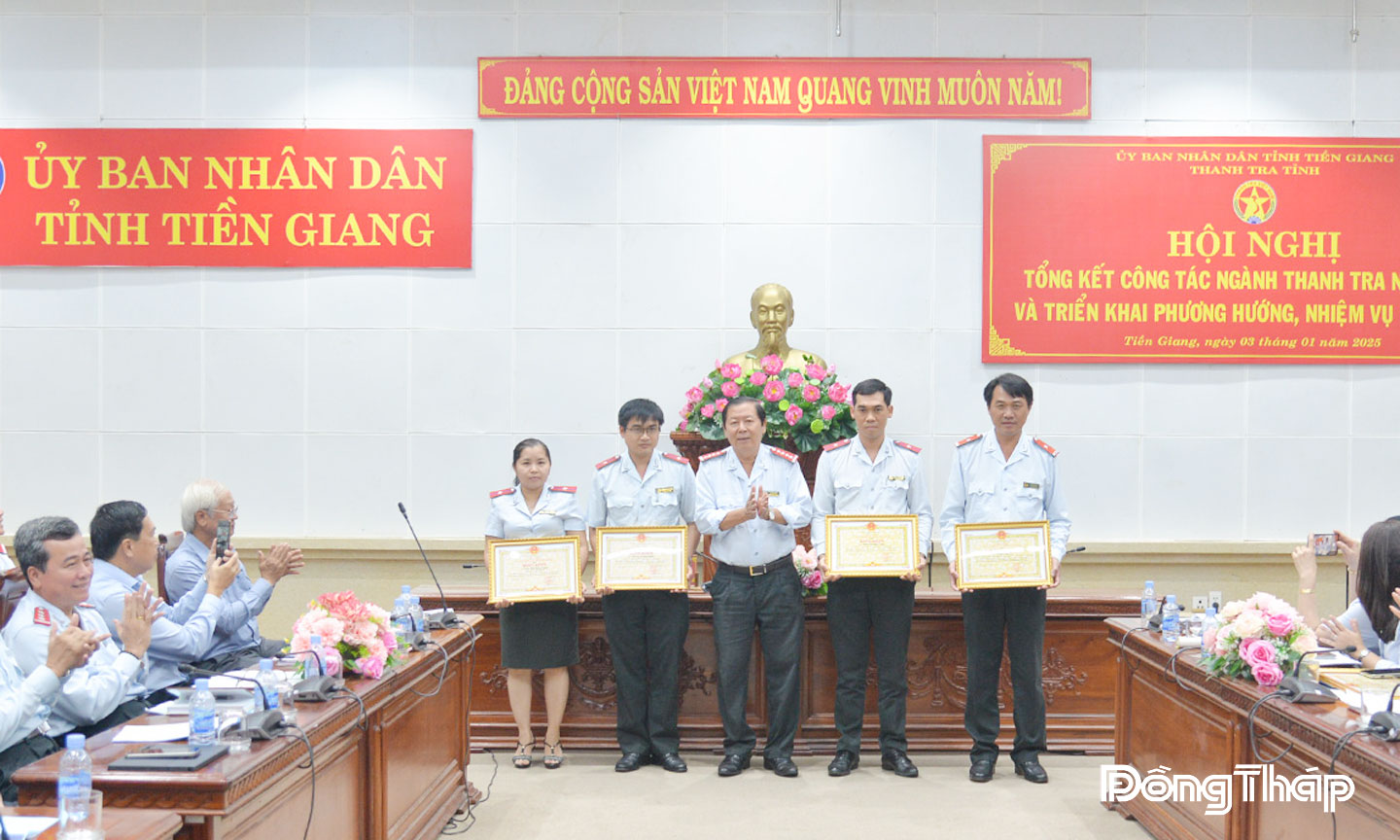 Các cá nhân có thành tích xuất sắc trong công tác thanh tra, tiếp công dân, giải quyết khiếu nại, tố cáo và phòng, chống  tham nhũng, tiêu cực năm 2024 trên địa bàn tỉnh Tiền Giang (cũ) nhận Bằng khen UBND tỉnh.