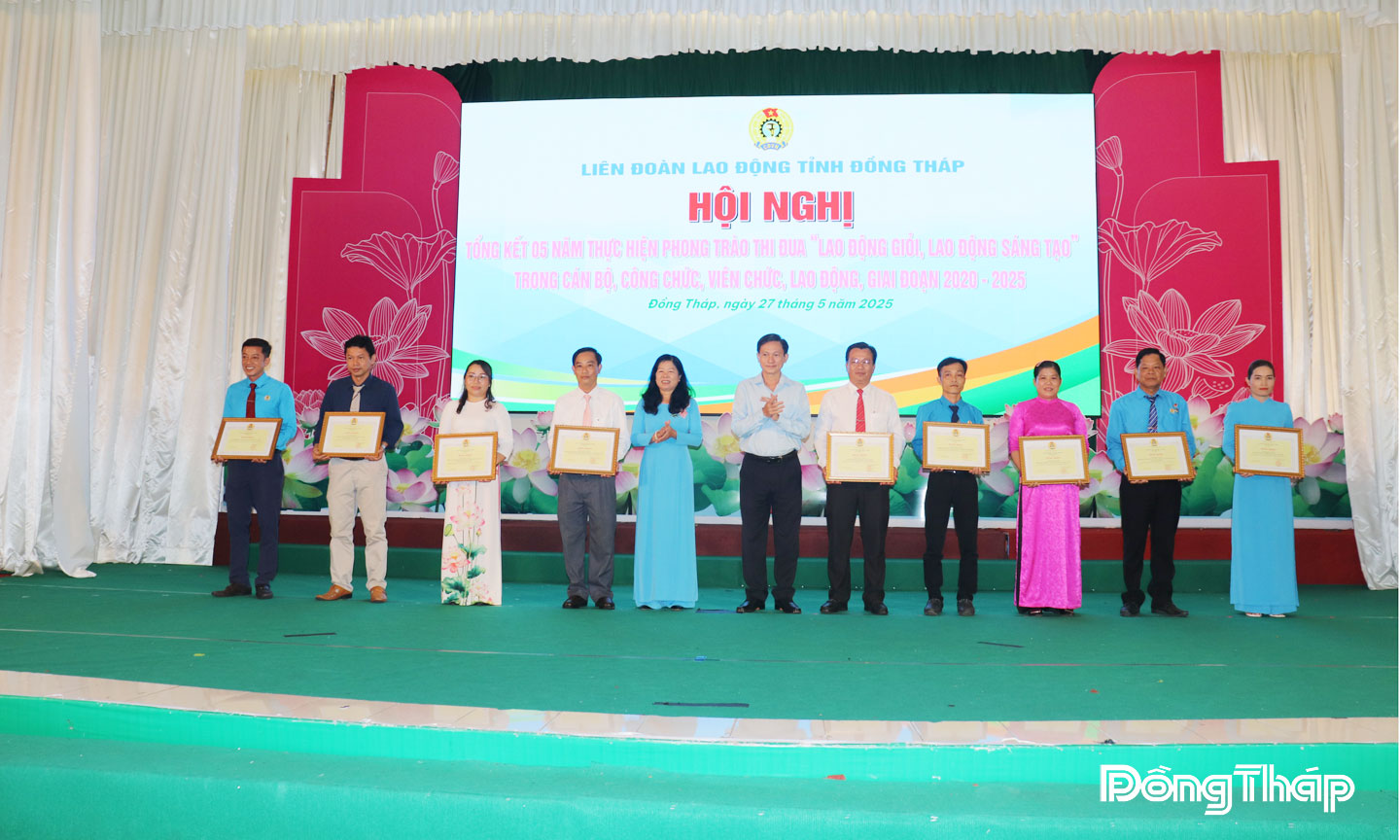Các tập thể, cá nhân được nhận Bằng khen của Chủ tịch UBND tỉnh, Liên đoàn Lao động tỉnh đã có thành tích xuất sắc trong phong trào thi đua “Lao động giỏi - Lao động sáng tạo”.