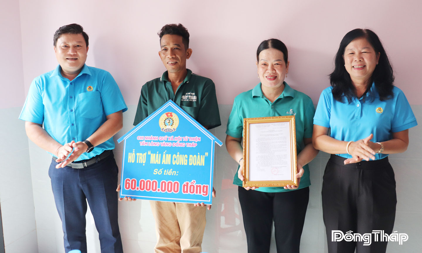 Bà Huỳnh Thị Tuyết Vui, Tỉnh ủy viên, Chủ tịch Liên đoàn Lao động tỉnh  và ông Nguyễn Thanh Nhàn, Trưởng bộ phận Công đoàn các khu công nghiệp trao Quyết định bàn giao “Mái ấm Công đoàn” cho đoàn viên  Nguyễn Thị Kim Phượng, Công đoàn cơ sở Công ty TNHH Cỏ May Sa Đéc.