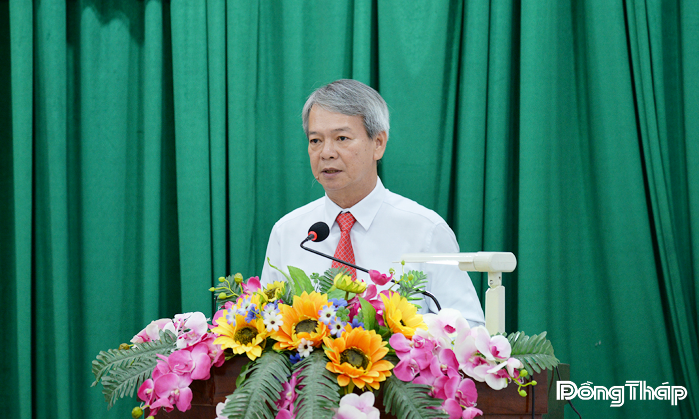 Tiến sĩ Nguyễn Phước Dũng, Tỉnh ủy viên, Bí thư Đảng ủy, Hiệu trưởng Trường Chính trị tỉnh Đồng Tháp phát biểu khai mạc hội thảo. 