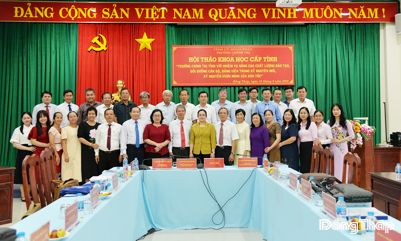 Lãnh đạo tỉnh và các đại biểu chụp hình lưu niệm tại hội thảo. 