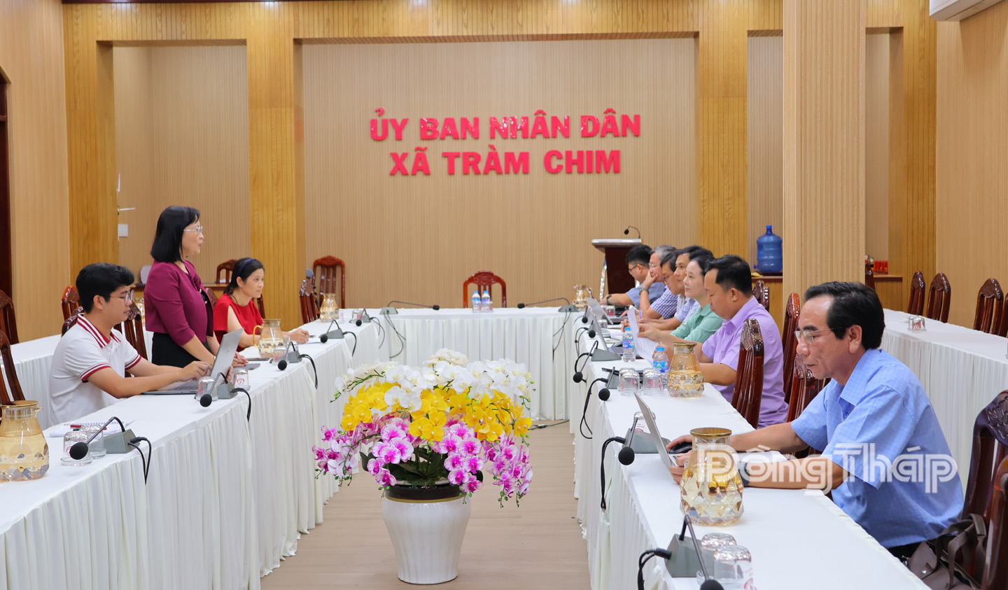 Quang cảnh buổi làm việc của Báo và phát thanh, truyền hình Đồng Tháp cùng với Đảng ủy, UBND xã Tràm Chim.